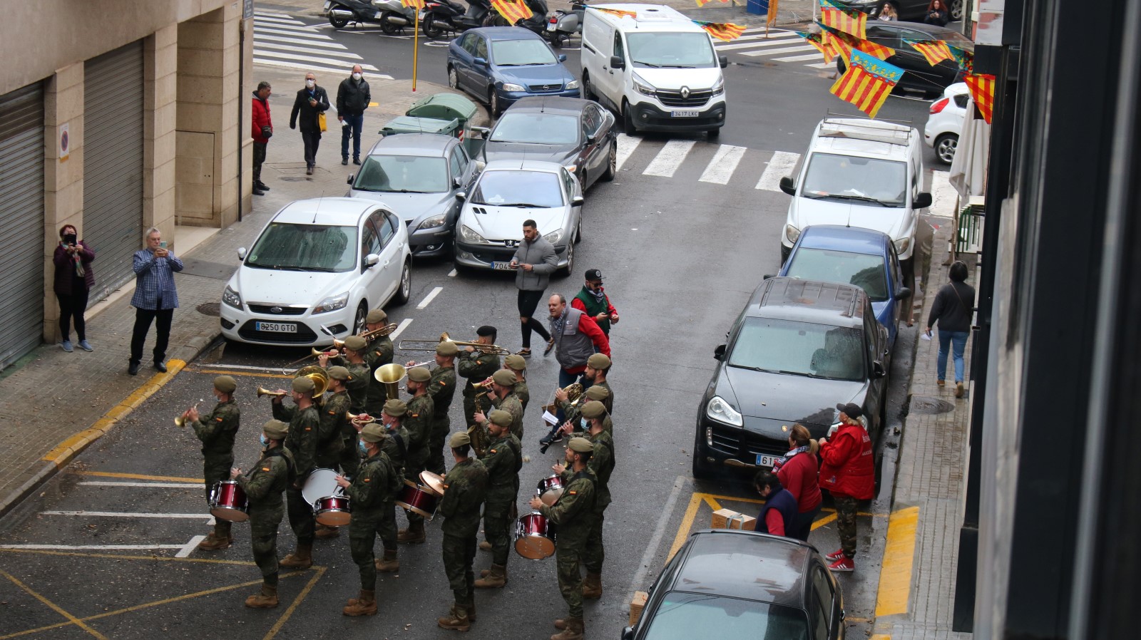 DESPERTÁ CON PARTE DE LA BANDA DEL REGIMIENTO DE TRANSMISIONES 21 Falla Zapadores Vte Lleó DESPERTÁ CON PARTE DE LA BANDA DEL REGIMIENTO DE TRANSMISIONES 21 Falla Zapadores Vte Lleó
